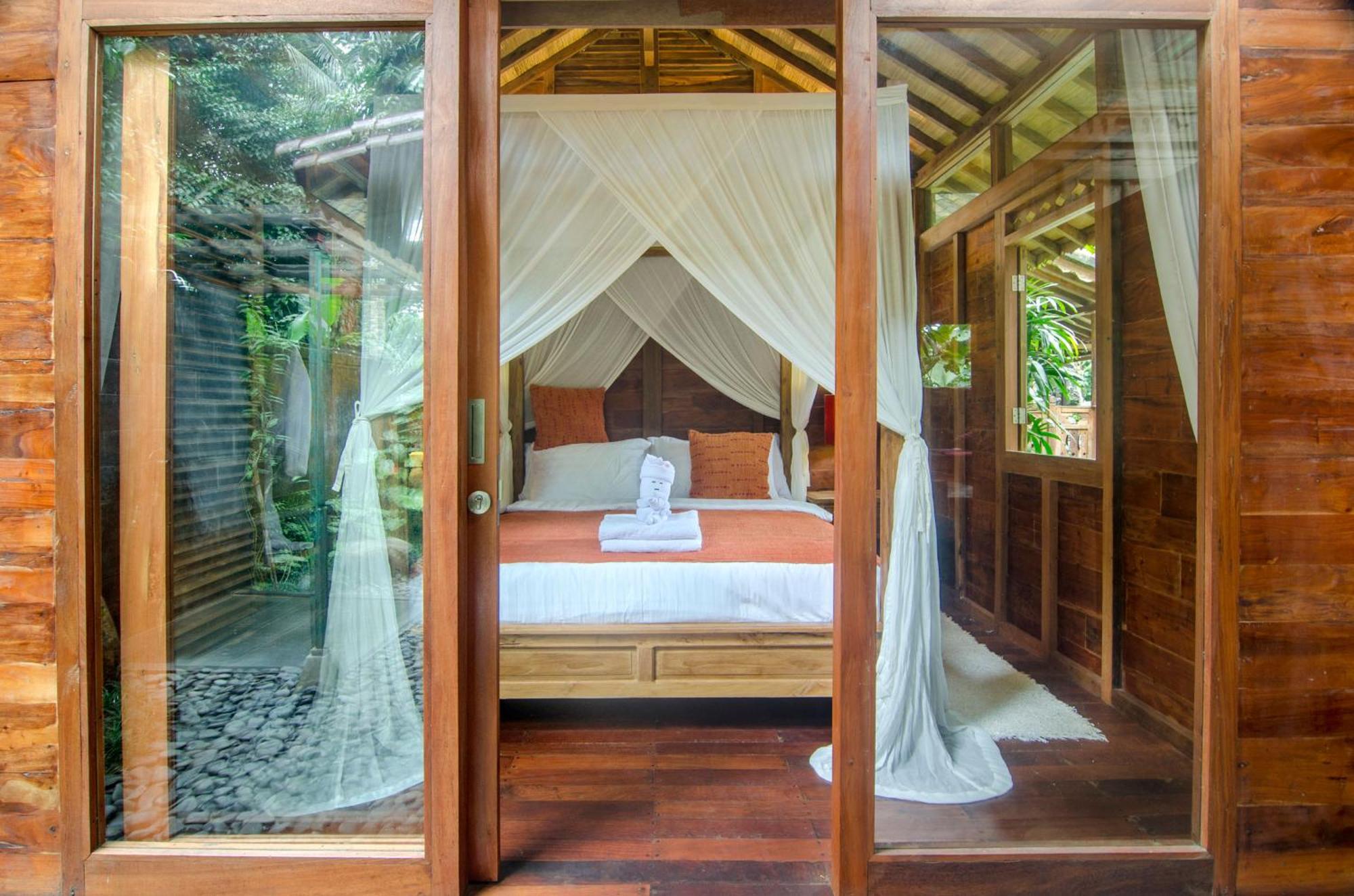 Dewi Tara Haven Payangan Quarto foto